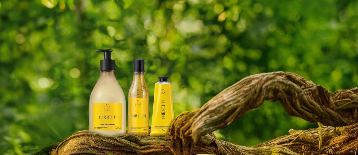 Linha Ekos de maracujá em um tronco de arvore.