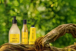 Linha Ekos de maracujá em um tronco de arvore.