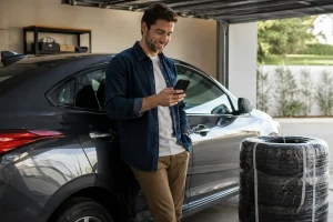 homem comprando pneus online pelo celular com cupom de desconto e entrega em casa
